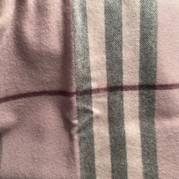 Burberry House Check Cashmere Fringe Scarf Rose Pink Plaid Seen On Daisy Ridley - Picture 10 of 13